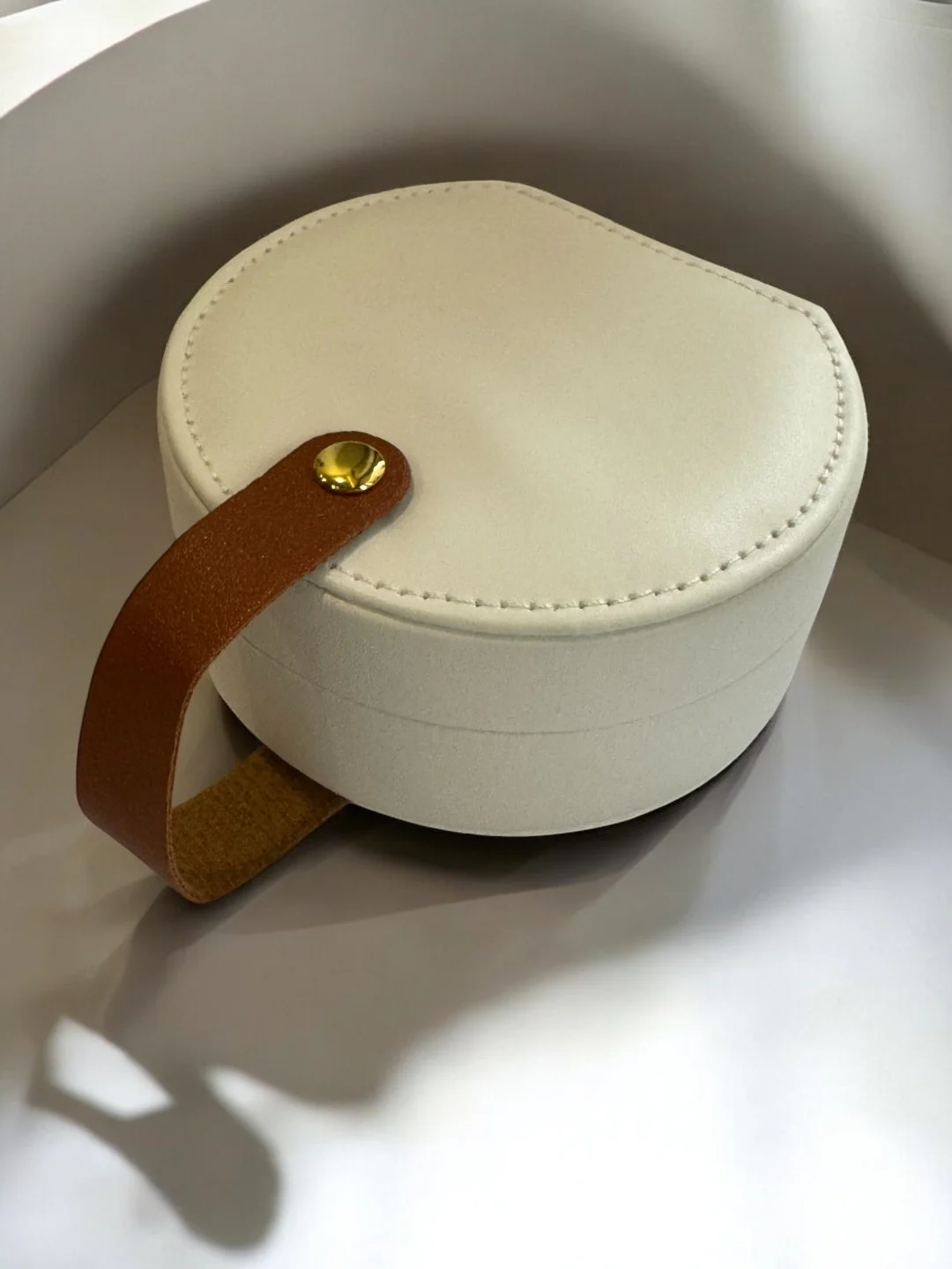 WHITE SEMICIRCULAR ORGANIZER GIFT BOX